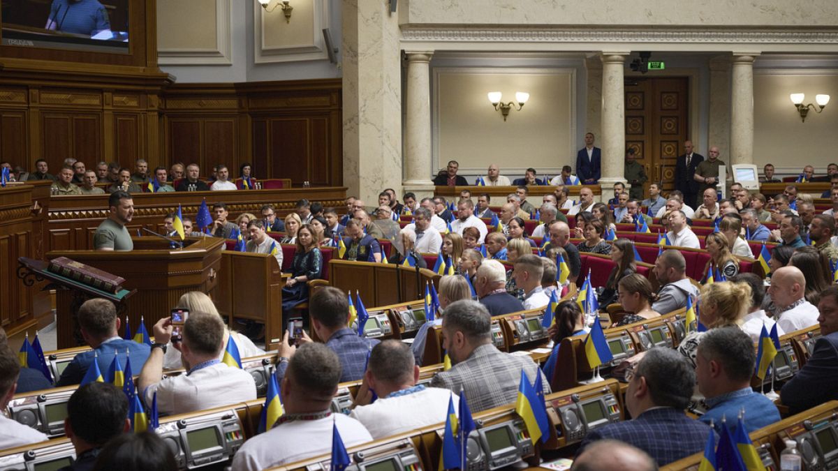 O Presidente ucraniano Volodymyr Zelenskyy discursa perante os deputados durante uma sessão do Parlamento ucraniano dedicada ao Dia da Constituição, em Kiev, Ucrânia, na quarta-feira, 28 de junho, 