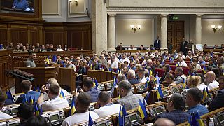 O Presidente ucraniano Volodymyr Zelenskyy discursa perante os deputados durante uma sessão do Parlamento ucraniano dedicada ao Dia da Constituição, em Kiev, Ucrânia, na quarta-feira, 28 de junho, 