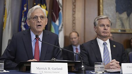 Merrick Garland amerikai főügyész és Christopher Wray FBI-igazgató