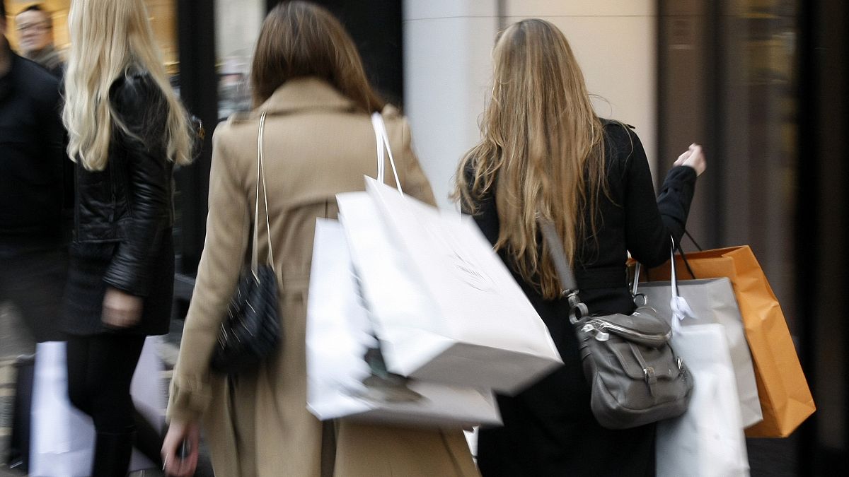 Fotografía de archivo de personas comprando en París