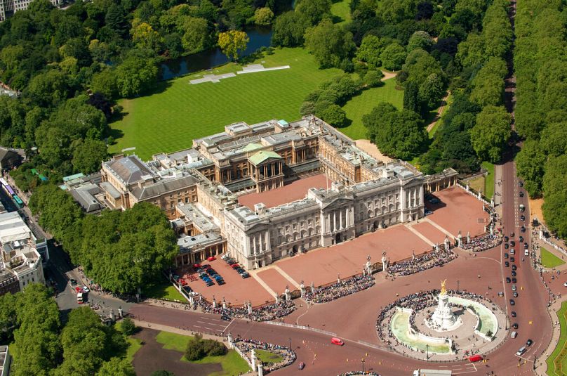 A Buckingham-palota madártávlatból - a homlokzat a keleti szárny, az északiban találhatóak a privát apartmanok, a nyugati részben pedig az állami termek 