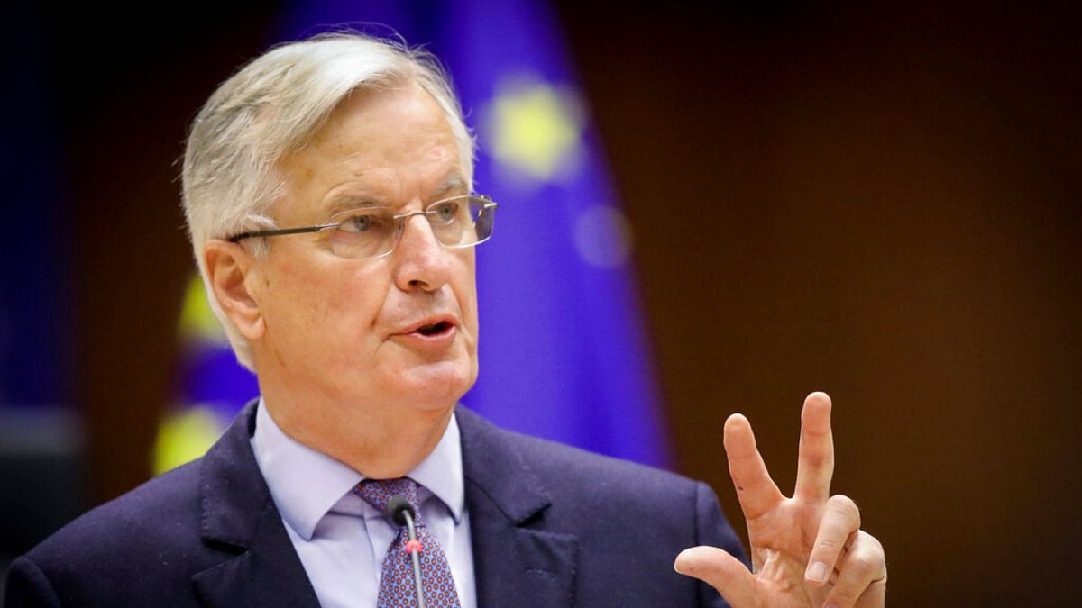 Michel Barnier fala durante um debate sobre o acordo de comércio e cooperação entre a UE e o Reino Unido no Parlamento Europeu, em Bruxelas, na terça-feira, 27 de abril de 2021.