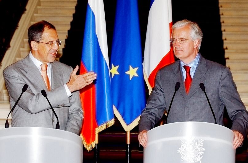 Fransa eski Dışişleri Bakanı Michel Barnier (sağda) ve Rus mevkidaşı Sergei Lavrov ile Quai d'Orsay'da ortak basın toplantısı düzenliyor, Paris, 16 Temmuz 2004.