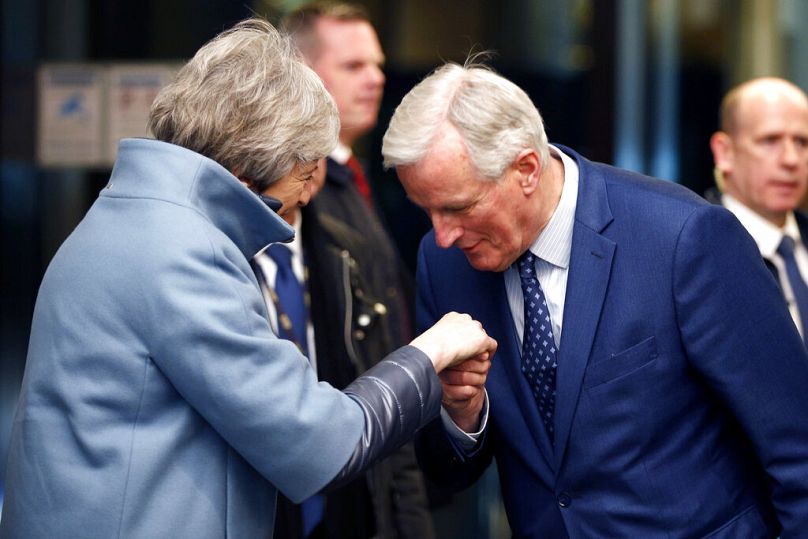 A primeira-ministra britânica Theresa May, à esquerda, é recebida pelo negociador-chefe da União Europeia para o Brexit, Michel Barnier, em Estrasburgo, França, a 11 de março 