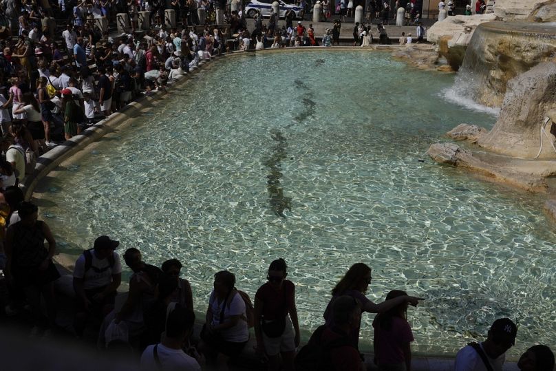 Besonders bei den heißen Temperaturen suche Touristen nach Abkühlung am Trevi-Brunnen.