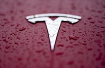 Fotoğrafta yağmur damlaları Tesla aracının logosunun etrafında yer alıyor, 27 Şubat 2024