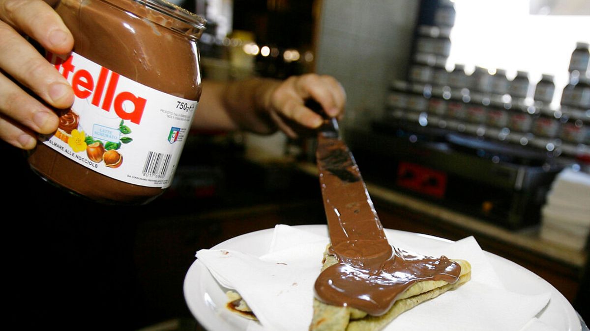 Bir barmen Roma'daki bir krepçide krebin üzerine Nutella sürmektedir.