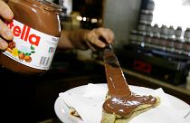 Un camarero unta Nutella en una crepe en una crepería de Roma.