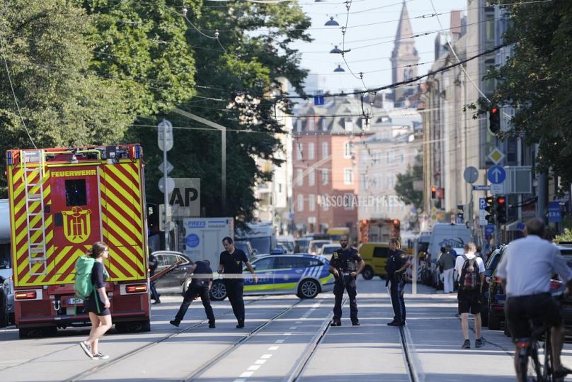 Münih'teki İsrail Konsolosluğu yakınında polisin şüpheli bir kişiye ateş açmasının ardından polis memurları sokağı kapattı.