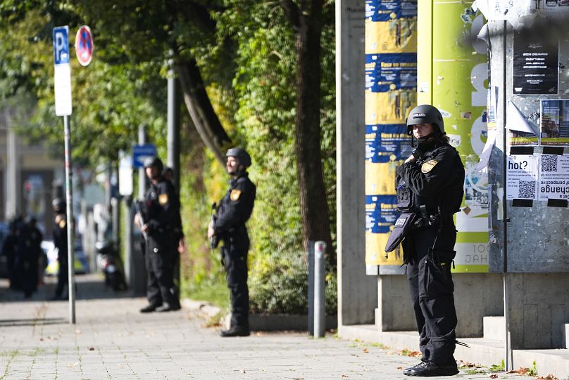 Rendőrök járőröznek, miután a rendőrség lövéseket adott le egy gyanús személyre az izraeli konzulátus és München náci korszakának történelméről szóló múzeum közelében 