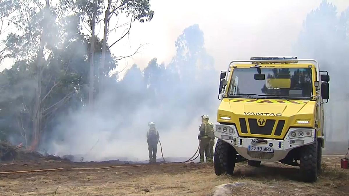 Incêndio florestal queima cerca de 400 hectares na Galiza 