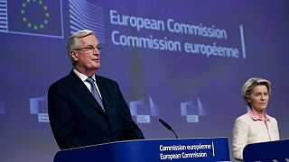 FILE - La Presidente della Commissione europea Ursula von der Leyen, a destra, e Michel Barnier a Bruxelles, il 24 dicembre 2020.