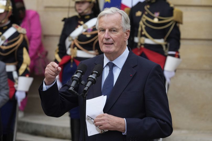 O novo primeiro-ministro francês, Michel Barnier, discursa durante a cerimónia de transmissão de poderes, quinta-feira, 5 de setembro de 2024, em Paris.