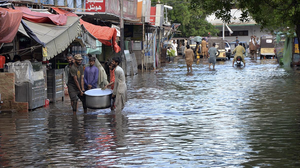 Sel suları Pakistan'ın Haydarabad kentinde etkili oldu, 30 Ağustos 2024