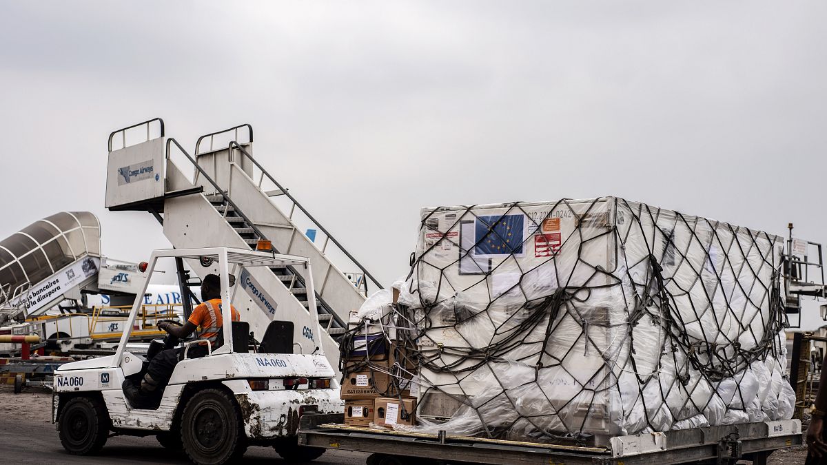 Vacunas Mpox fabricadas por la empresa danesa Bavarian Nordic son descargadas de un avión en Kinshasa, 5 de septiembre de 2024.