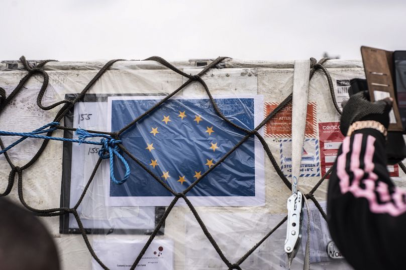 La bandera de la UE adorna un cargamento de vacuna Mpox MVA-BN mientras se descarga de un avión en Kinshasa, 5 de septiembre de 2024.