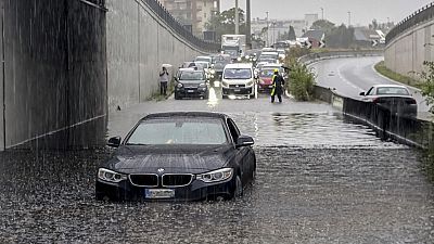 سيارات متوقفة في الشوارع المغمورة بالمياه في ميلانو شمال إيطاليا 