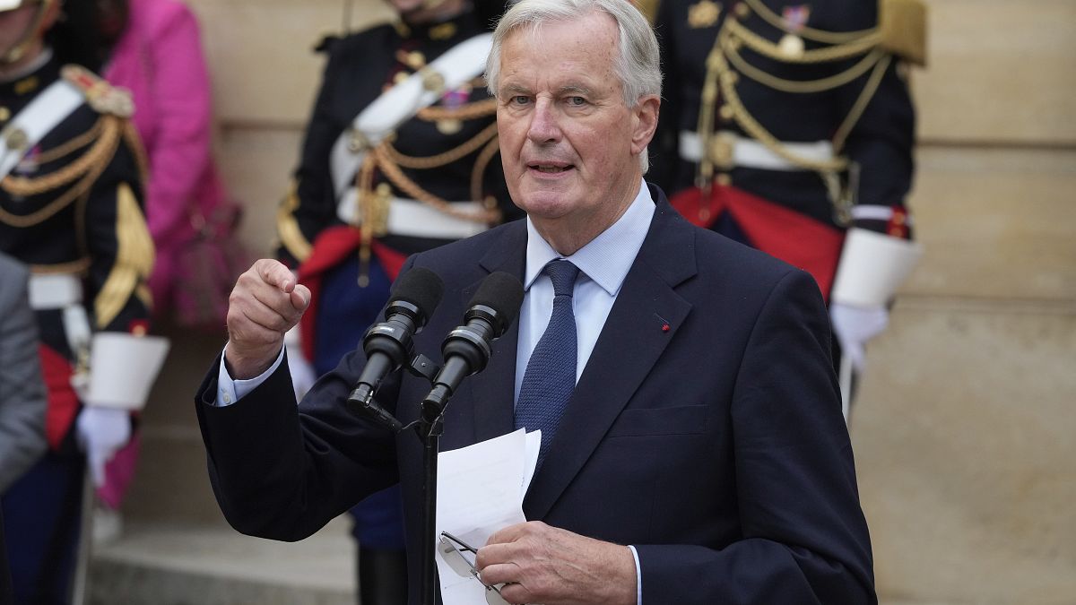 Le nouveau premier ministre français Michel Barnier prononce un discours lors de la cérémonie de passation des pouvoirs à Paris, le 5 septembre 2024.