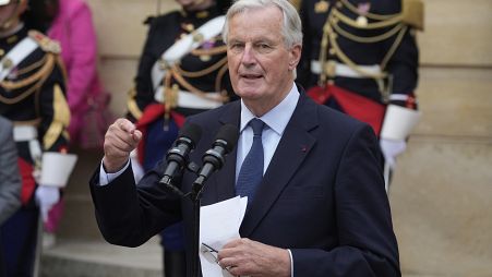 O novo primeiro-ministro francês, Michel Barnier, discursa durante a cerimónia de transmissão de poderes em Paris, a 5 de setembro de 2024