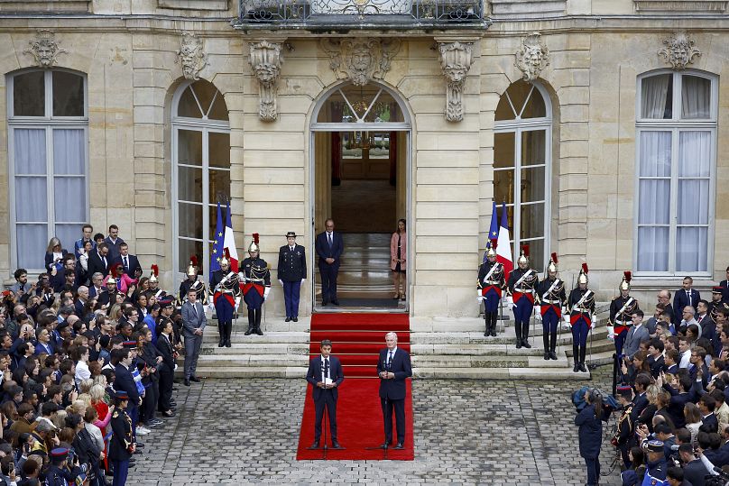 Le Premier ministre français sortant Gabriel Attal et le nouveau Premier ministre Michel Barnier s'expriment lors de la passation des pouvoirs, le 5 septembre 2024. 