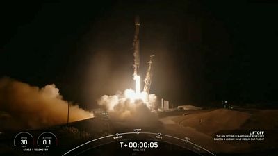 Il razzo Falcon 9 di SpaceX durante la fase di decollo dalla base spaziale di Vandenberg, California