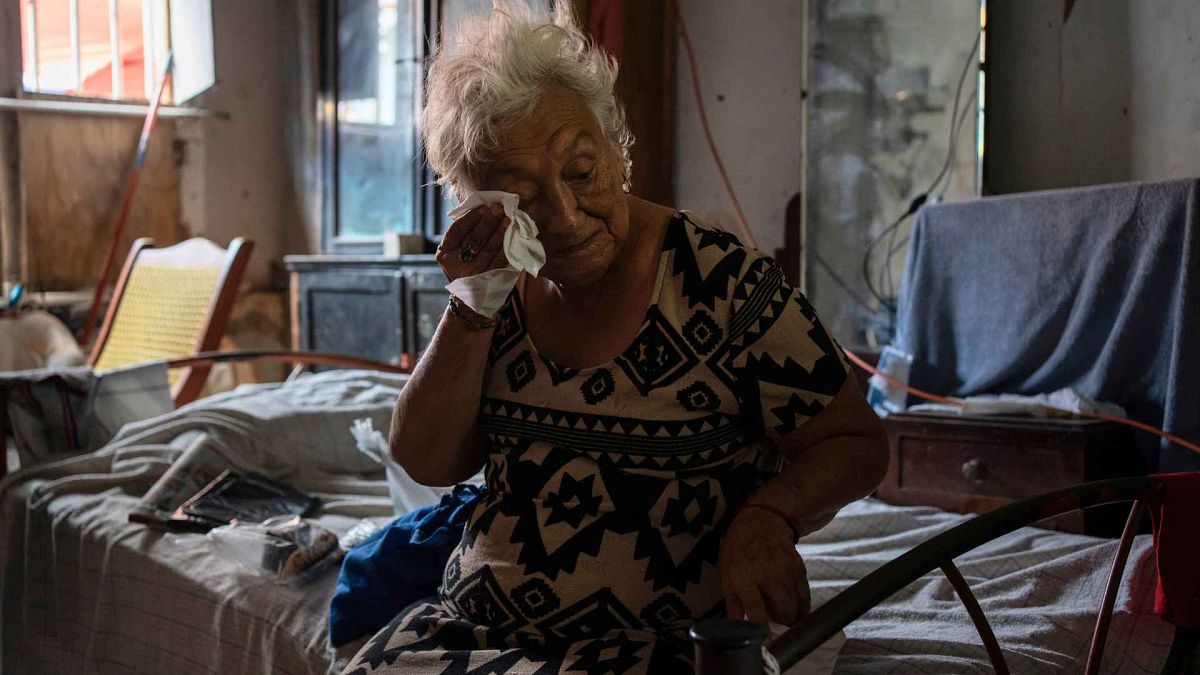 Margarita Salazar, de 82 años, se limpia el sudor con un pañuelo de papel dentro de su casa en Veracruz, México, el 16 de junio de 2024.