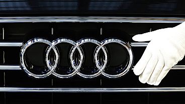 Ein Audi-Mitarbeiter befestigt das Emblem auf einer Motorhaube während der Montage von Audi A 8-Modelle in Neckarsulm, Deutschland, 21. Mai 2015.