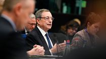 El ex primer ministro italiano Mario Draghi se dirige a los eurodiputados en febrero.