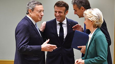 Mario Draghi con Emmanuel Macron, Kyriakos Mitsotakis y Ursula von der Leyen.