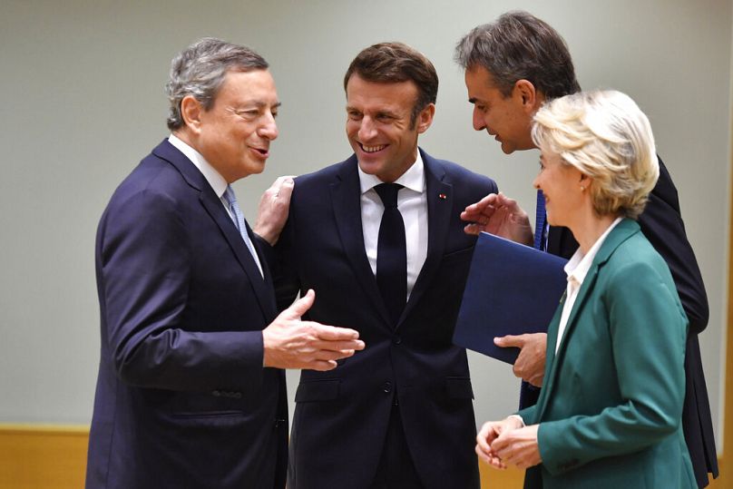 L'allora premier Mario Draghi con Emmanuel Macron, il primo ministro greco Kyriakos Mitsotakis e Ursula von der Leyen, 21 ottobre 2022