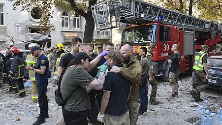 Fragmentos de drone russo caem na aldeia ucraniana de Lviv e incendeiam quatro camiões 