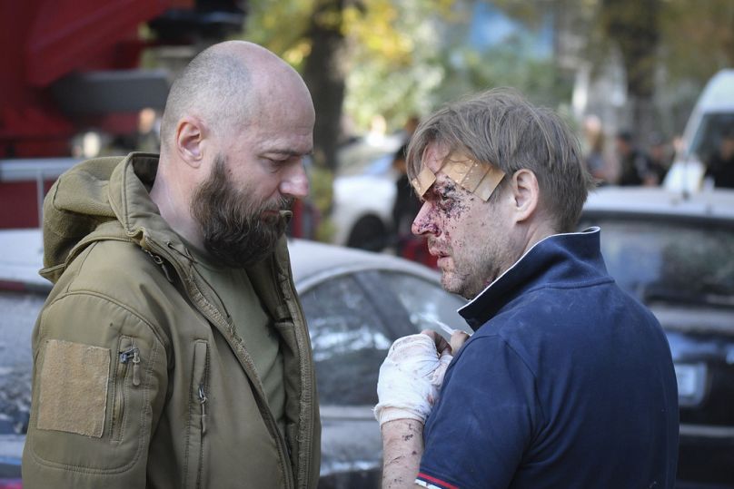 Médicos prestan primeros auxilios a Yaroslav Bazylevych, que perdió a su familia en un ataque con misiles rusos en la ciudad occidental de Leópolis, Ucrania, el miércoles 4 de