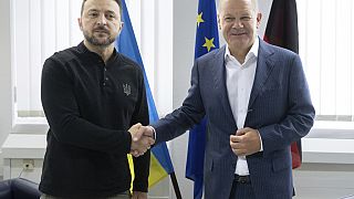 Bundeskanzler Olaf Scholz und der ukrainische Präsident Wolodymyr Selenskyj treffen sich zu bilateralen Gesprächen am Frankfurter Flughafen, Freitag, 6. September 2024.