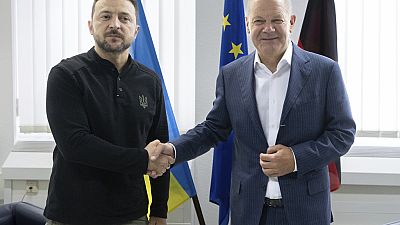 Bundeskanzler Olaf Scholz und der ukrainische Präsident Wolodymyr Selenskyj treffen sich zu bilateralen Gesprächen am Frankfurter Flughafen, Freitag, 6. September 2024.