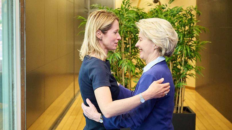 Kaja Kallas (balra) és Ursula von der Leyen