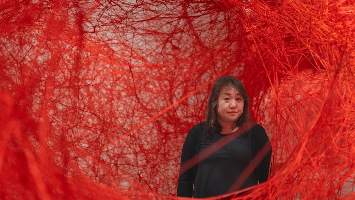 Japon sanatçı Chiharu Shiota.