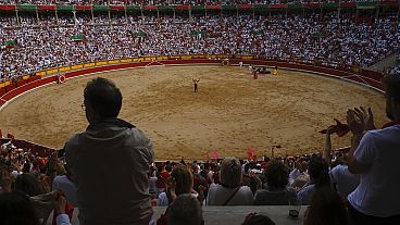 Una corrida de toros a caballo en las fiestas de San Fermín en Pamplona, norte de España, sábado 6 de julio de 2023.