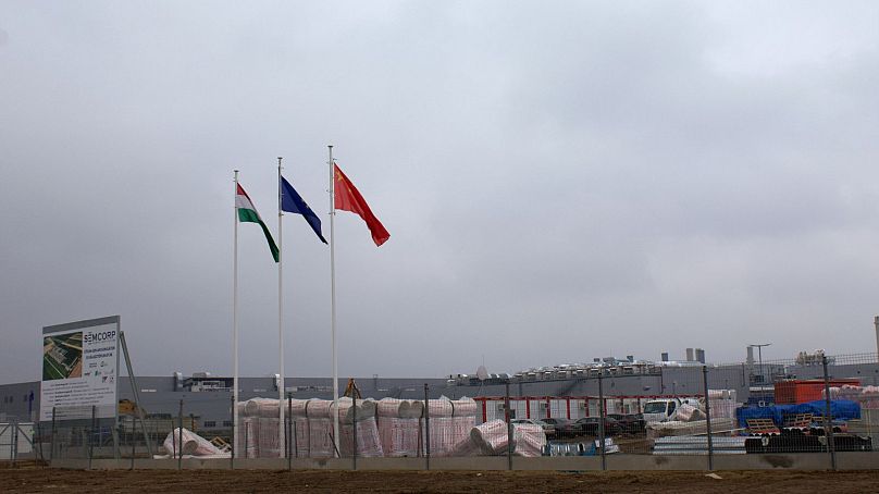 Banderas de Hungría, la Unión Europea y China en el exterior de las instalaciones de Debrecen. 