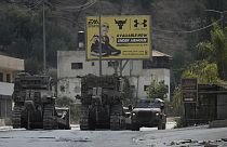 Un convoglio di bulldozer militari israeliani viene visto durante un raid dell'esercito a Jenin, in Cisgiordania, lunedì 2 settembre 2024.