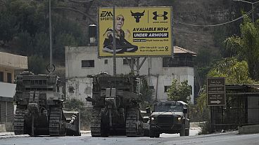 Un convoglio di bulldozer militari israeliani viene visto durante un raid dell'esercito a Jenin, in Cisgiordania, lunedì 2 settembre 2024.