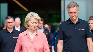 Ursula von der Leyen (Solda), Slovenya Başbakanı Robert Golob (Sağda)