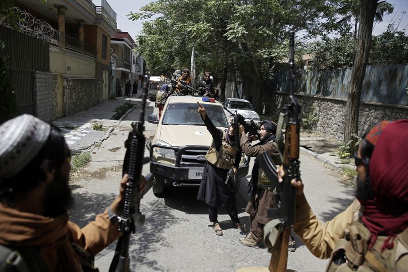 Combatientes talibanes patrullan Kabul, agosto de 2021.