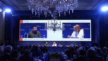 Ο πρόεδρος της Ουκρανίας Volodymyr Zelenskyy συνομιλεί με Ιταλό δημοσιογράφο στο οικονομικό φόρουμ του Ευρωπαϊκού Οίκου Ambrosetti (TEHA) στο Cernobbio, 6 Σεπτεμβρίου 2024.