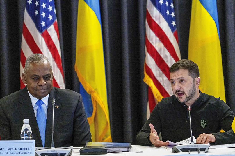 Volodymyr Zelenskyy com o secretário da Defesa dos EUA, Lloyd Austin, na cimeira do Grupo de Contacto para a Defesa da Ucrânia, na base aérea alemã de Rammstein, 6/09/2024