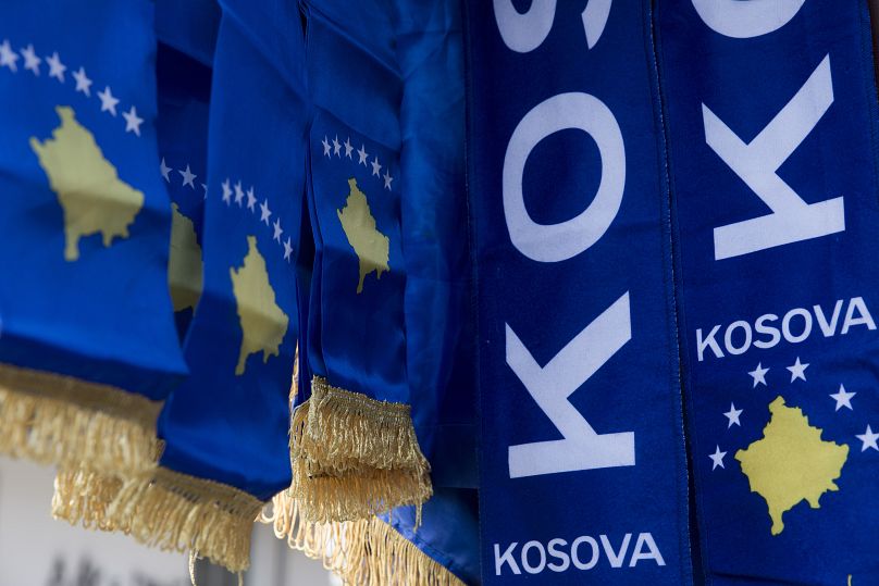 Bufandas con los colores de la bandera nacional de Kosovo se exponen a la venta en la plaza principal de Pristina, 17 de febrero de 2018.