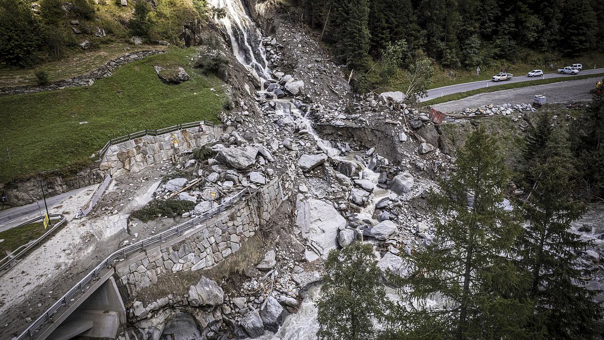 Una strada è bloccata a Eisten dopo una frana causata dal maltempo, 6 settembre 2024