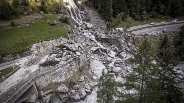 Uma estrada está bloqueada em Eisten após um deslizamento de terras na sequência de mau tempo, 6 de setembro de 2024