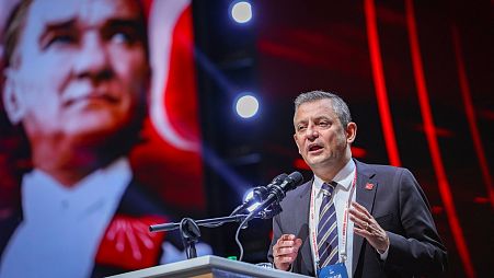 CHP Lideri Özgür Özel, Kurultay'ın oylama gününde yaptığı konuşmadan bir kareyi X hesabında paylaştı