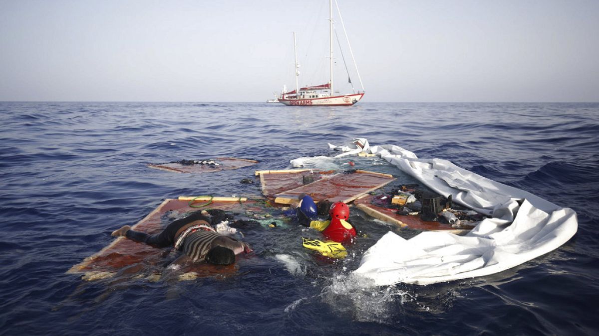 Imagen de archivo de una patera de migrantes libios hundiéndose en costas españolas en 2017.