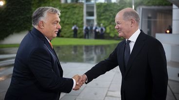 Olaf Scholz német kancellár (jobbra) Orbán Viktor magyar kormányfőt fogadja Berlinben 2024. június 21-én.